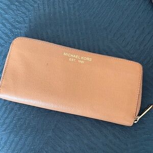 Michael KORS:  Camel Zip Wallet
